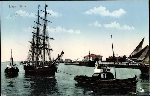 Ak Liepaja Libau Lettland, Segelschiff wird von Schlepper in den Hafen gezogen