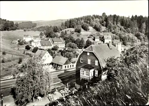 Ak Hirschbach Schleusingen in Thüringen, Panorama vom Ort, Straßenpartie