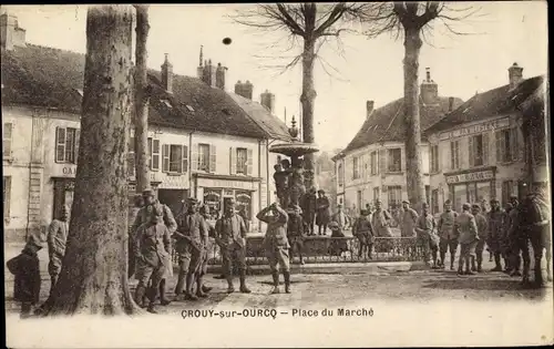 Ak Crouy sur Ourcq Seine et Marne, Place du Marche, soldats francais