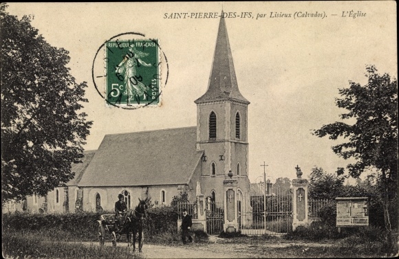 Ak Saint Pierre des Ifs Calvados, L'Eglise, Kirche, Kutsche Nr. 2395517