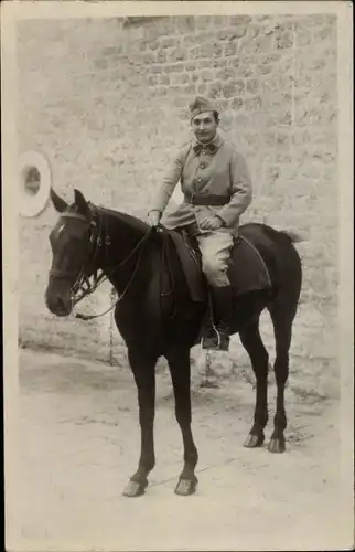 Foto Ak Soldat in Uniform zu Pferd