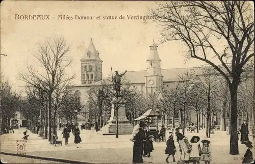 Ak Bordeaux Gironde, Allees Damour et statue de Vercingetorix, Passanten