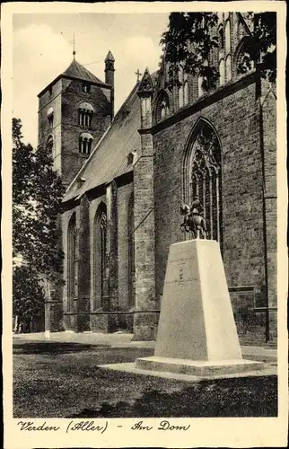 Ak Verden an der Aller, Partie am Dom mit Denkmal