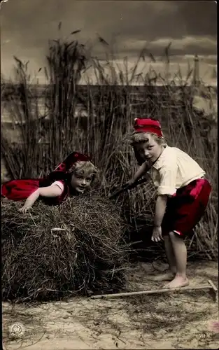 Ak Kinder mit Heuballen, Portrait, Schilf, Strand, NPG 591/6