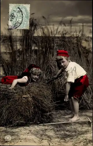 Ak Kinder in Tracht, Portrait am Strand, Heuballen, Schilf, NPG 591/6