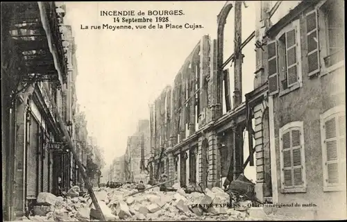 Ak Bourges Cher, Incendie 1928, La rue Moyenne, vue de la Place Cujas