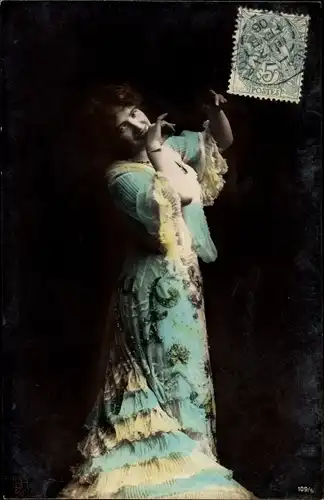 Ak Frau in Kleid, Portrait, Pose