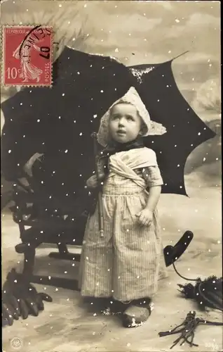 Ak Kind mit Schlitten und Schirm, Portrait, NPG 924/8, Schnee, Winter