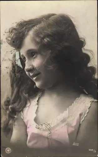 Ak Mädchen in Kleid, Portrait, NPG 990/3