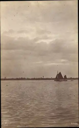 Ak Segelboote, Blick vom Wasser aus, NPG 535/16