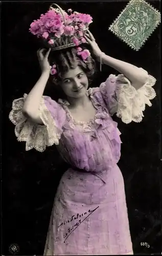 Ak Frau in Kleid, Portrait, NPG 689/3, Rosenkorb auf dem Kopf