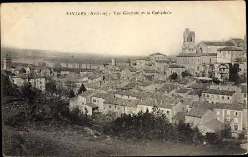 Ak Viviers Ardèche, Vue Générale et la Cathédrale, Blick auf den Ort