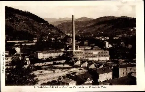 Ak Vals les Bains Ardèche, Pont sur l'Ardeche, Blick auf den Ort, Schornstein, Brücke