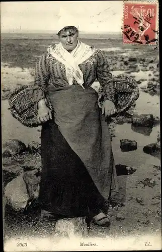 Ak Mouliere, Fischersfrau, Portrait am Strand mit Körben