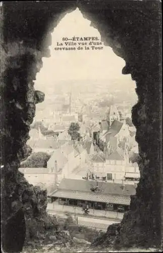 Ak Étampes Essonne, La Ville vue d'une crevasse de la Tour