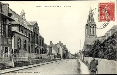 Ak Saint Gatien des Bois Calvados, Le Bourg, Straßenpartie, Kirchturm