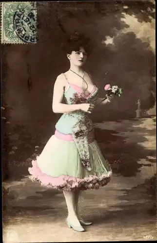 Ak Frau in Kleid mit Blumenstrauß, Portrait, NPG 427/7