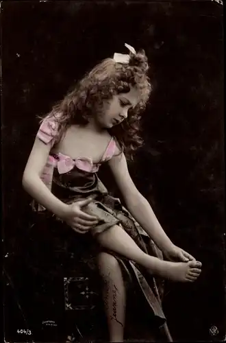 Ak Mädchen in Kleid, Portrait, NPG 404/3