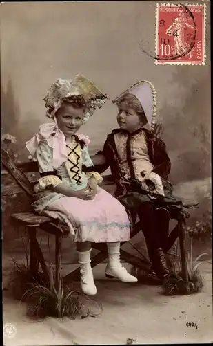 Ak Kinder in Kostümen auf Sitzbank, Portrait, NPG 692/1
