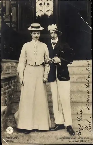 Ak Kronprinz Wilhelm von Preußen, Kronprinzessin Cecilie von Preußen, Portrait an Treppe, NPG