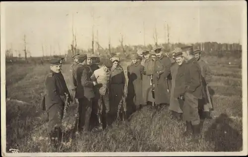 Foto Ak Deutsche Soldaten in Uniformen, russische Soldaten, Gruppenbild