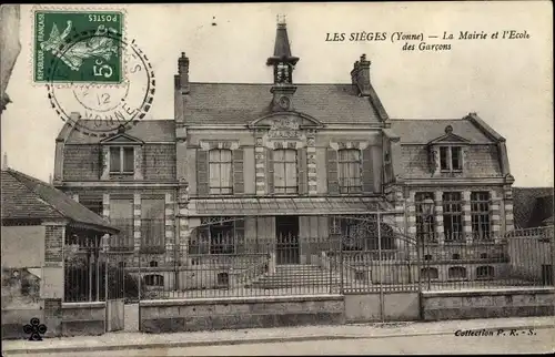 Ak Les Sieges Yonne, La Mairie et l'Ecole des Garcons