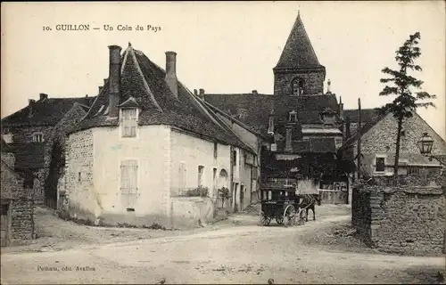 Ak Guillon Yonne, Un Coin du Pays, Kutsche, Kirchturm, Straßenpartie