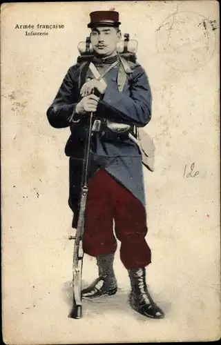 Ak Infanterie Soldat der Französischen Armee, Portrait mit Gewehr und Marschgepäck