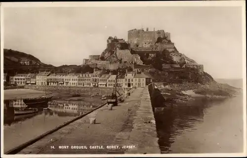 Ak Gorey Jersey Channel Islands, Mont Orgueil Castle, view from harbour quai