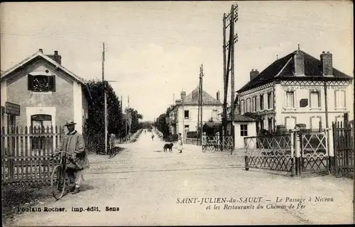 Ak Saint Julien du Sault Yonne, Le Passage à Niveau, Restaurants du Chemin de Fer, Radfahrer