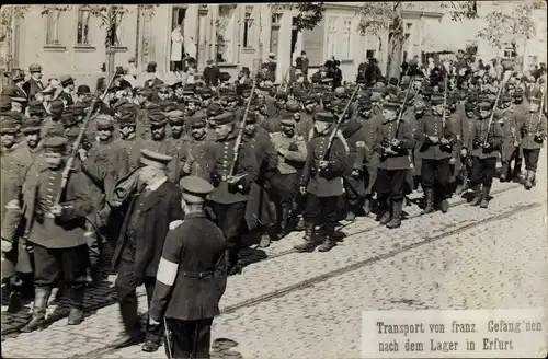 Foto Ak Erfurt in Thüringen, Transport französischer Kriegsgefangener nach dem Lager in Erfurt