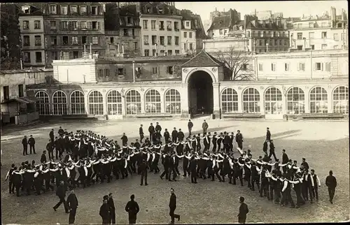 Ak Paris Arrondissement Luxembourg, groupe d'hommes faconner une croix, vue d'oiseau, bâtiment