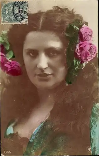 Ak Frau mit offenem Haar, Rosen, NPG 585/1