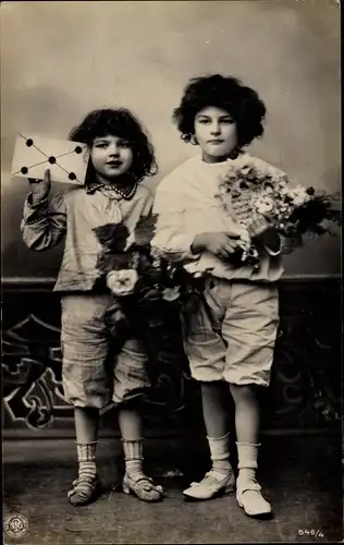 Ak Zwei Kinder mit Blumen und einem Brief, NPG 546/4