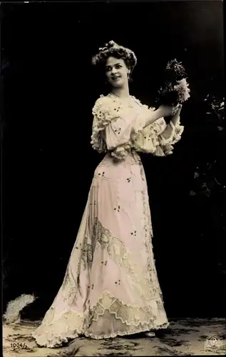 Ak Frau im langen Kleid mit Blumen, NPG 1004/2