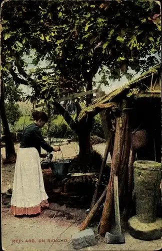 Ak Argentinien, Rancho, Frau holt Wasser aus einem Brunnen