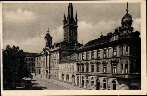 Ak Čáslav Tschaslau Mittelböhmen, Straßenpartie, Gebäude, Glockenturm