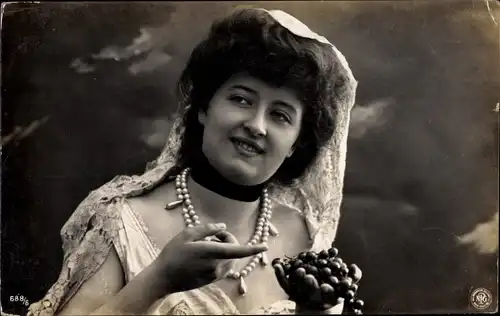 Ak Dame mit Spitzenschleier, Perlenkette, Weintrauben, NPG 688/6