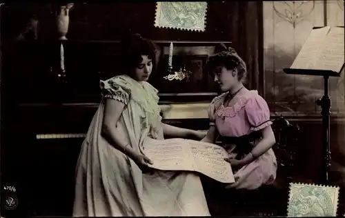 Ak Zwei junge Frauen am Klavier mit Noten, NPG 470/6