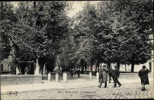 Ak Avallon Yonne, Les Capucins, Straßenpartie, Passanten