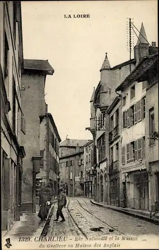 Ak Charlieu Loire, Rue Nationale et la Maison du Guetteux ou Maison des Anglais