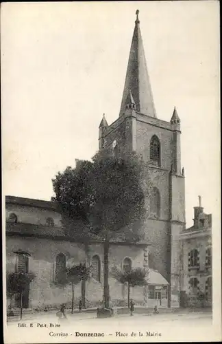 Ak Donzenac Corrèze, Place de la Mairie, Église