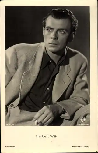 Ak Schauspieler Herbert Wilk, Portrait mit Zigarette