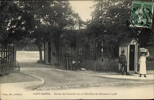 Ak Saint Mihiel Meuse, Entrée des Casernes du 25 Bataillon de Chasseurs à pied