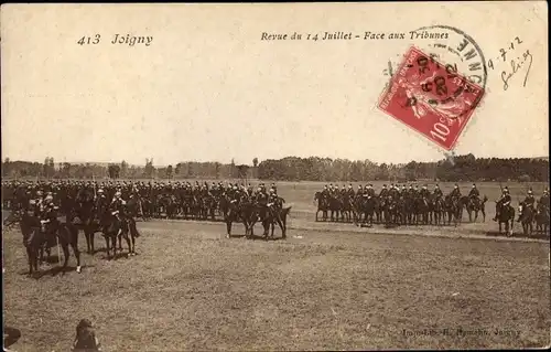 Ak Joigny sur Meuse Yonne, Revue du 14 Juillet, Face aux Tribunes