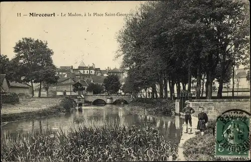 Ak Mirecourt Vosges, Le Madon à la Place Saint Georges