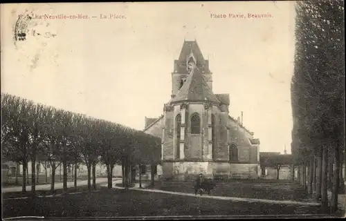 Ak La Neuville en Hez Oise, La Place, Eglise