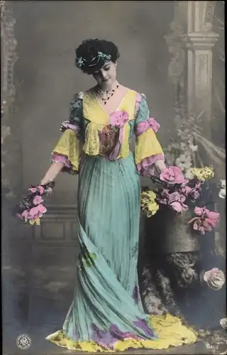 Ak Frau im langen Kleid, NPG 600/3