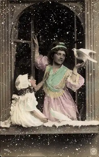 Ak Mutter mit Tochter am Fenster, weiße Taube, Schnee, NPG 730/2