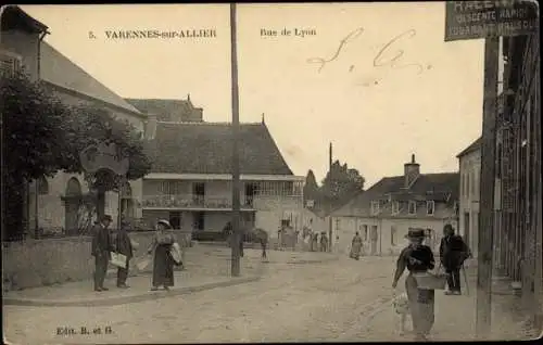 Ak Varennes sur Allier Allier, Rue de Lyon, chien